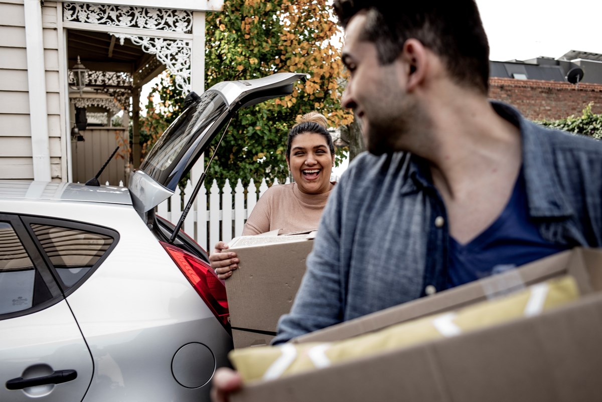 agl_ps_image_movers-couple-car-outside