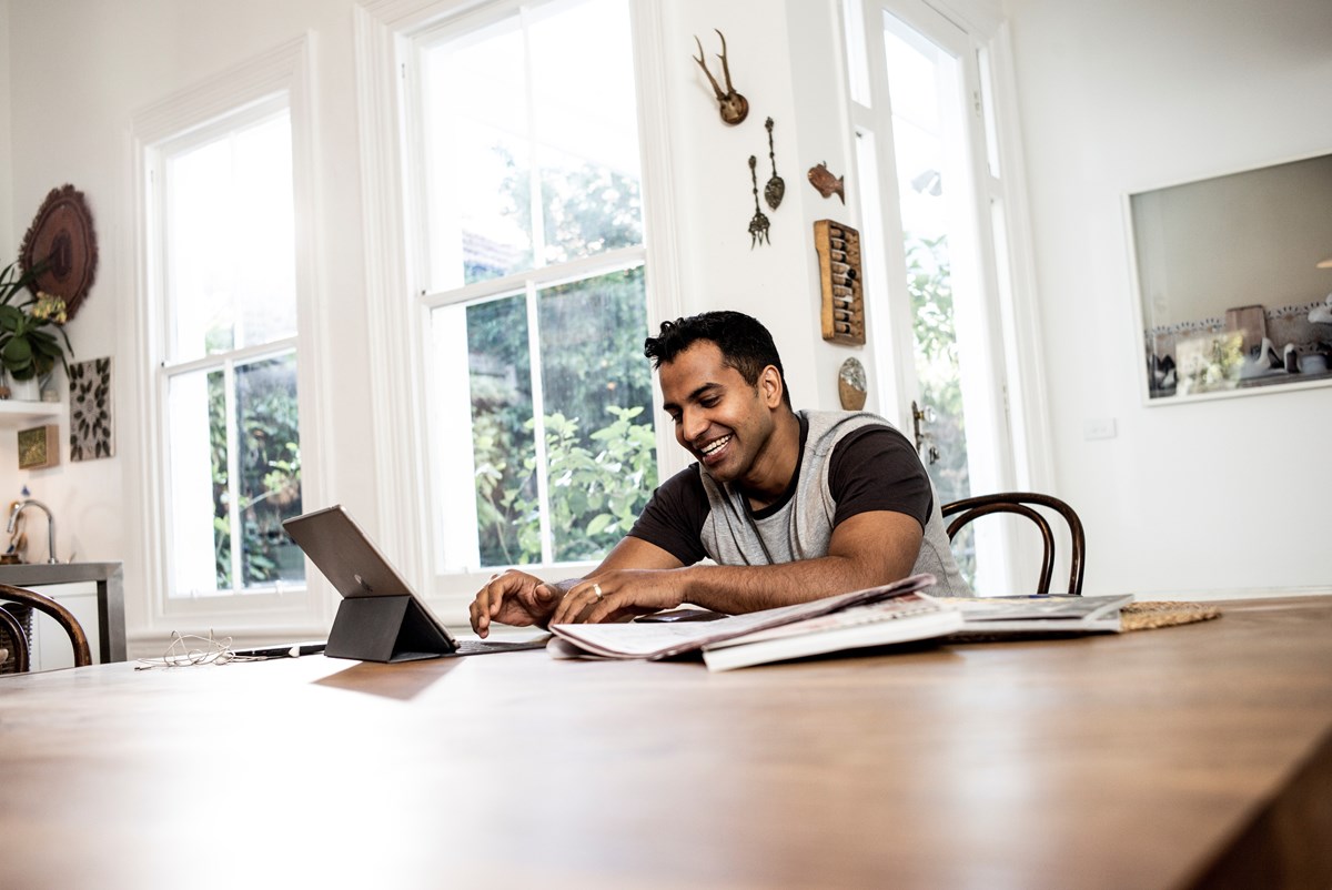 agl_ps_image_dining-table-man-tablet